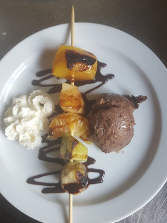 Una foto de Brocheta de fruta con chocolate y helado