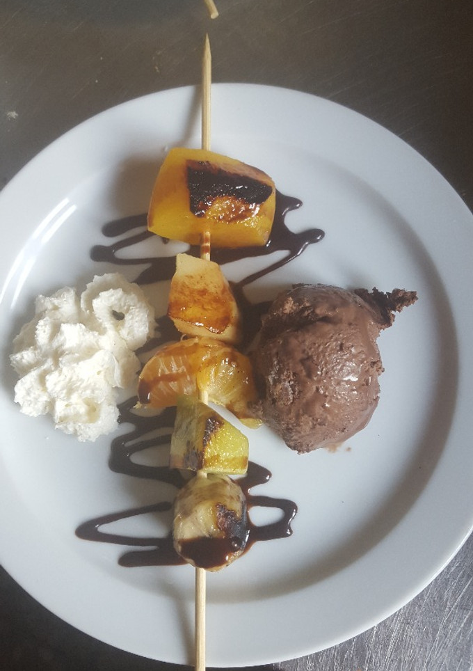 Una foto de Brocheta de fruta con chocolate y helado