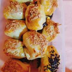 รูปของ Bolen pisang cokelat keju