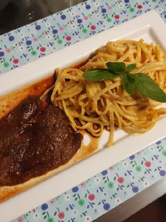 Una foto de Tallarines a la Huancaína con Bistec