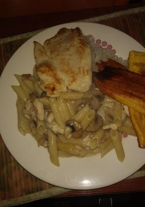 Una foto de Pasta con pollo y champiñones