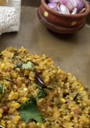 વેજિટેબલ હાંડી મસાલા દાલ ખીચડી(Veg handi masala dal khichdi recipe in Gujarati) રેસીપી મુખ્ય ફોટો