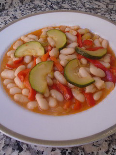 Una foto de Alubias blancas con verduras