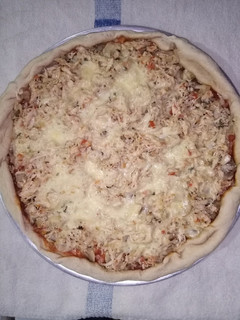 Una foto de Pizza de pollo con champiñones