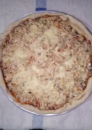 Una foto de Pizza de pollo con champiñones
