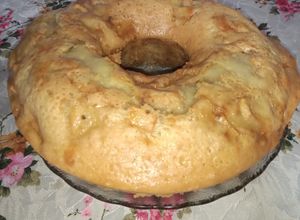 Una foto de Bizcochuelo de aceite con trozos de manzanas