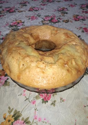 Una foto de Bizcochuelo de aceite con trozos de manzanas