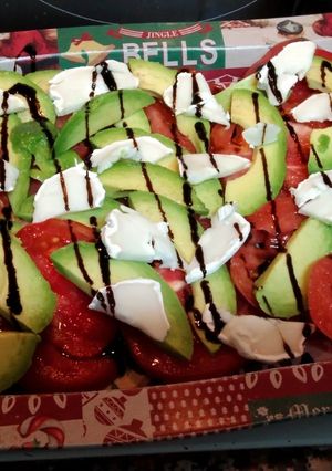 Una foto de Ensalada de tomate 🍅 rosa con aguacate 🥑 y queso de cabra