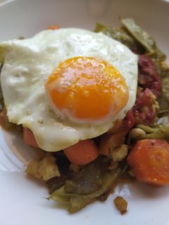 Una foto de Judías verdes con pollo, pisto y huevo