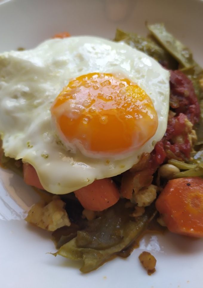 Una foto de Judías verdes con pollo, pisto y huevo
