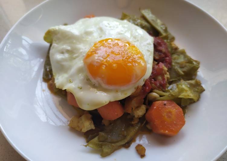 Judías verdes con pollo, pisto y huevo