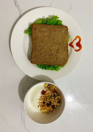 Hình của món Sandwith lúa mạch + grenola sữa chua.