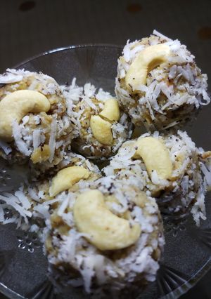 A picture of Choorma ladoo.