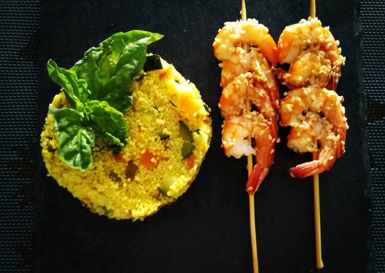 Spiedini di gamberetti in crosta di sesamo con cous cous alle verdure e curcuma