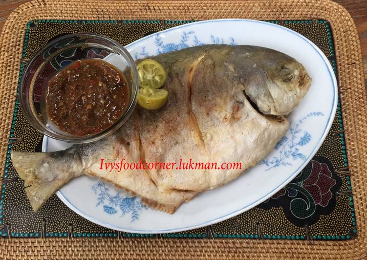 Ikan goreng krispi kriuk dan sambel terasi