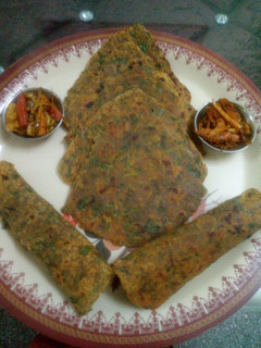 पालक थेपला (palak thepla recipe in Hindi) रेसिपी मुख्य फोटो