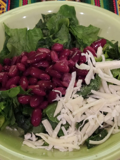 Una foto de Ensalada fresca de espinaca, porotos colorados y queso en hebras