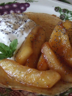 Una foto de Crêpes abiertos con relleno de manzanas