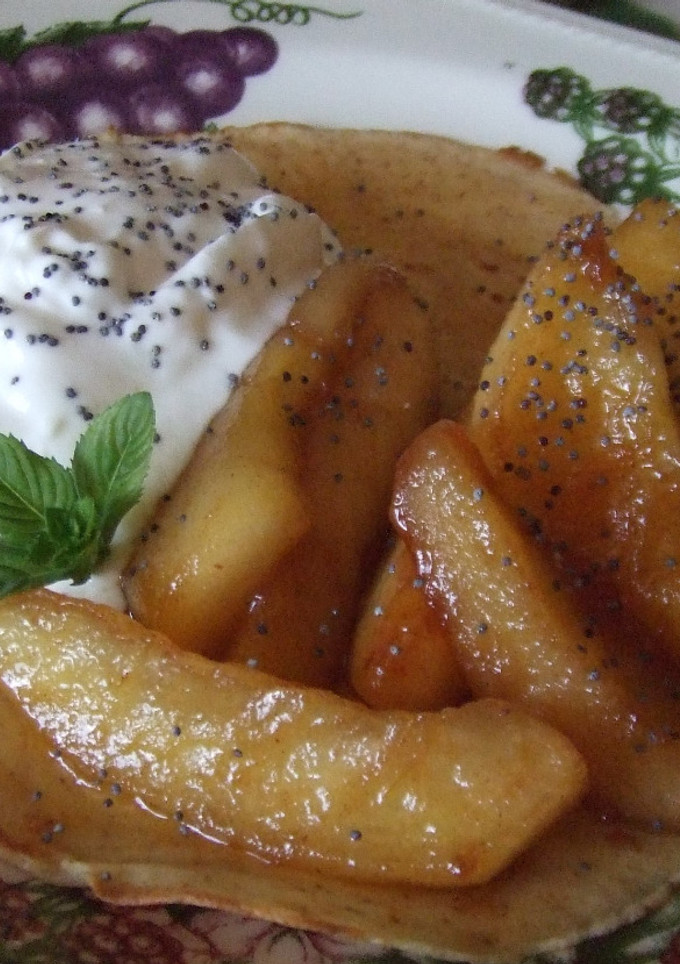 Una foto de Crêpes abiertos con relleno de manzanas