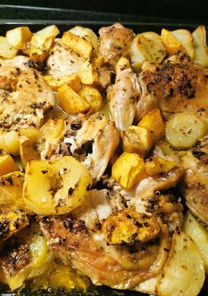 Una foto de Pollo al horno con papas