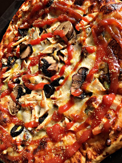 عکسی از دستور پیتـزا قارچ و کالـباس مرغ🍕