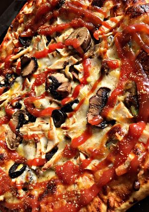 عکسی از دستور پیتـزا قارچ و کالـباس مرغ🍕