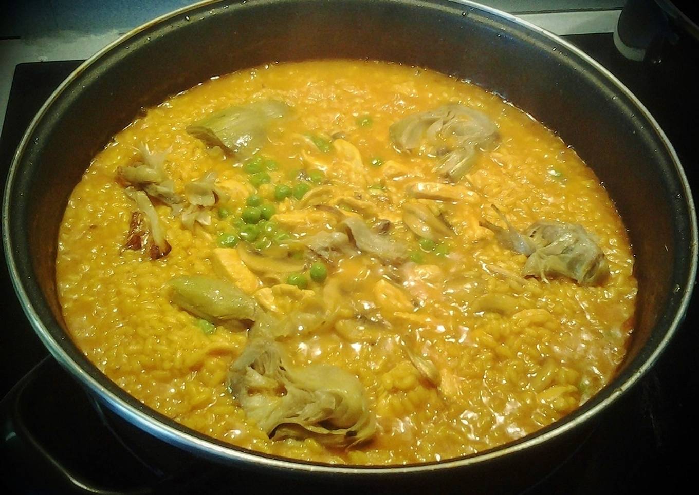 Arroz caldoso con pollo y alcachofas
