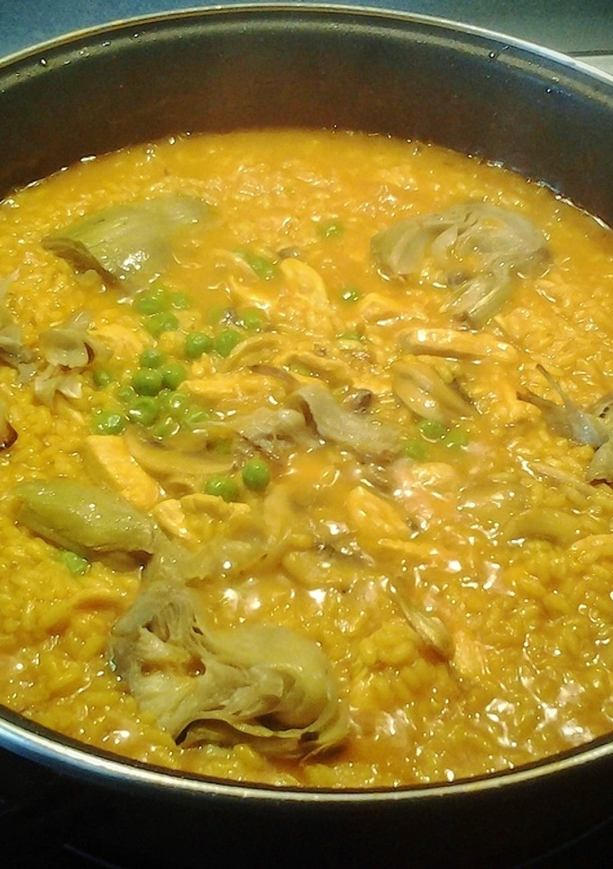 Una foto de Arroz caldoso con pollo y alcachofas