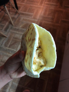 Una foto de Pan de pita relleno de pollo