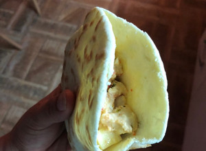 Una foto de Pan de pita relleno de pollo