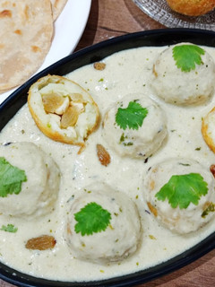 क्रीमी मलाई कोफ्ता करी(Creamy malai kofta curry recipe in Hindi) रेसिपी मुख्य फोटो