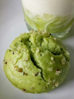 Hình của món Bánh muffin cải kale rắc gai dầu.