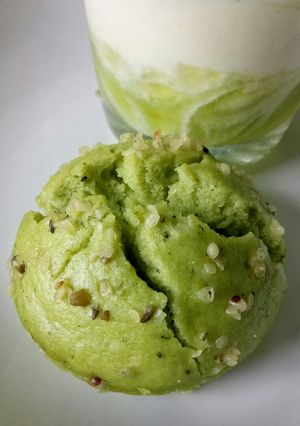 Hình của món Bánh muffin cải kale rắc gai dầu.