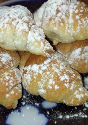 Фото Мінікруасани з шоколадним кремом 🥐.