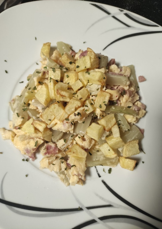 Una foto de Revuelto de pencas de acelga y jamón