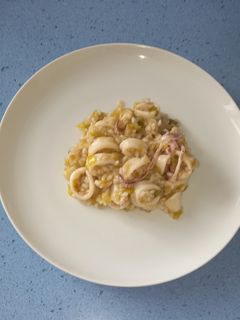 Una foto de Arroz con calamares y puerros