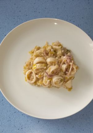 Una foto de Arroz con calamares y puerros