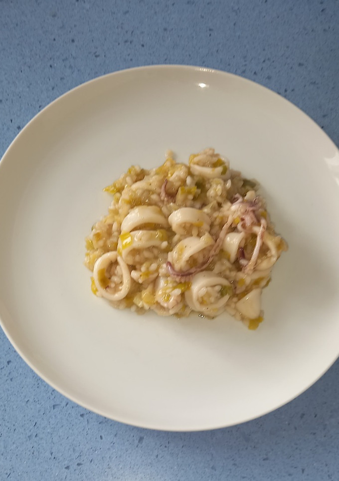 Una foto de Arroz con calamares y puerros