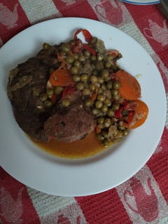 Una foto de Osobuco arvejado, con papas