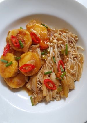 A picture of Stir-Fried Enoki Mushrooms and Tofu with Oyster Sauce.