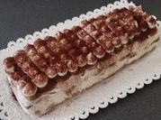 Una foto di latte condensato e savoiardi