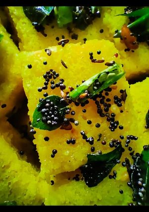 रवा ढोकळा (rava dhokla recipe in marathi) रेसिपी चे मुख्य फोटो 
