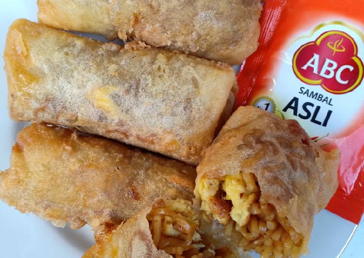 Lumpia telur mie rendang
