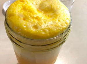 Una foto de Agua fresca de cúrcuma -fresa-piña-melón