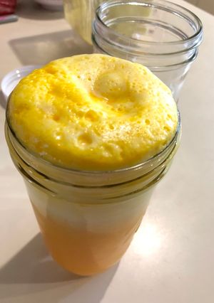 Una foto de Agua fresca de cúrcuma -fresa-piña-melón