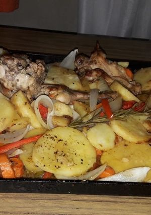 Una foto de Conejo a la plancha con Verduras