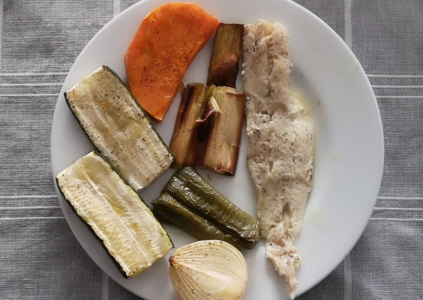Pescado blanco al Papillón con verduras asadas