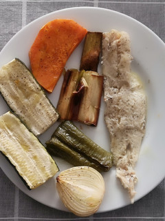Una foto de Pescado blanco al Papillón con verduras asadas