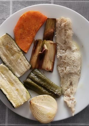 Una foto de Pescado blanco al Papillón con verduras asadas