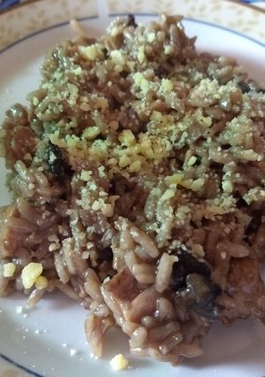 Una foto de Risotto de pollo cocido y hongos secos